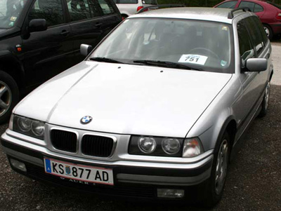 BMW im Jahr 2006 am Parkplatz, 4 Meter weiter rechts