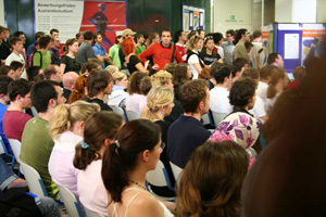 Studenten in der Aula der WU