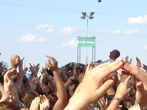 ClawFinger beim Crowdsurfing