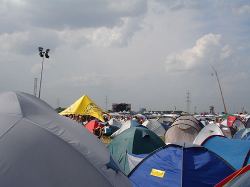 Unser Zeltplatz mit Blick zur Red Stage im Hintergrund, welche wesentlich "näher" war, als die BlueStage(!)