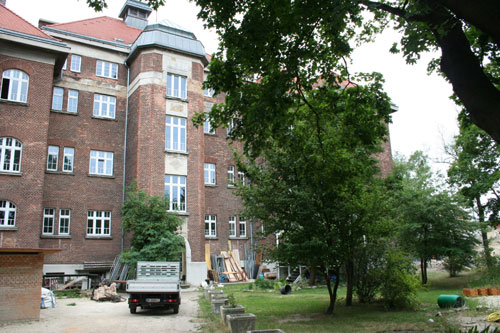 Mit großem Garten und sogar einem kleinen Teich an der Rückseite