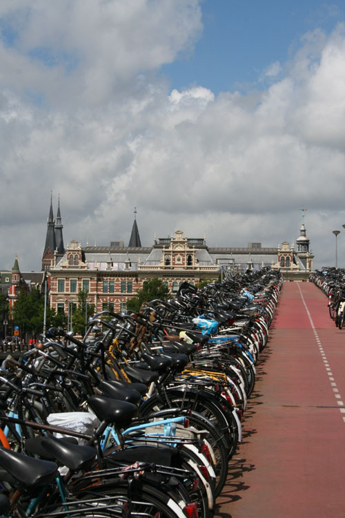 Fahrradparkdeck beim Bahnhof