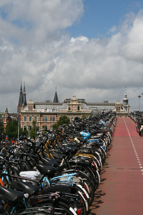 Fahrradparkdeck beim Bahnhof