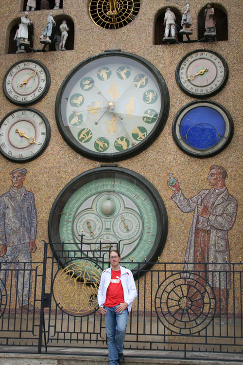 Vor der astronomischen Uhr der Stadt