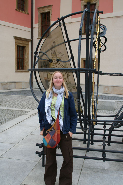 Marlene bei einem Kunstwerk im Universitätscampus