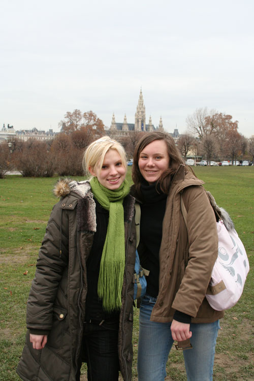 Sona & Silvia am Heldenplatz (Im Hintergrund das Rathaus)