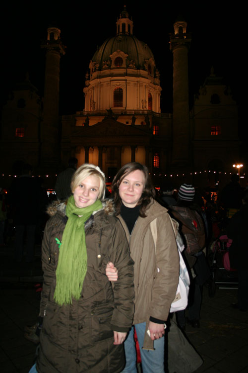 Sona und Silvia vor der Karlskirche