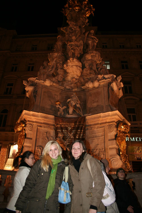 Sona & Silvia vor der Pechsäule am Graben