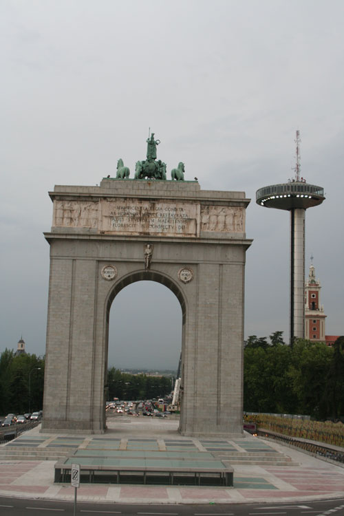 Plaza de Moncloa and Faro de Moncloa