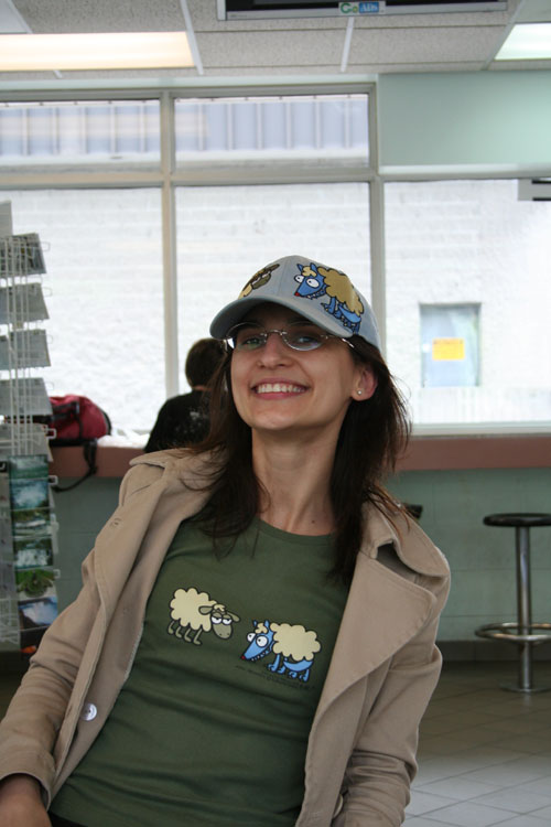 Met Andrea in Niagara Falls, same T-Shirt as my cap