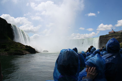 Approching the Horseshoe Falls