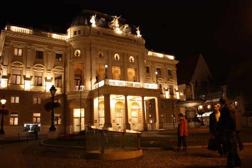 Das slowakische Nationaltheater bei Nacht