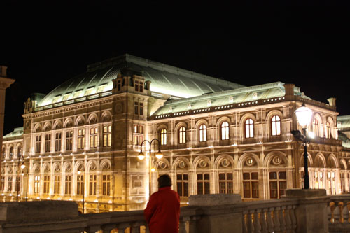 Die Staatsoper nächtlich hell erleuchtet