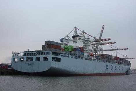 Gigantische Schiffe im Hamburger Hafen