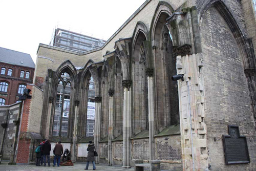 A bombed curch that was never rebuilt, as a memorial for the implications of fascism (Nikolaikirchturm)