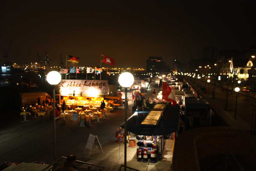 It's a nice market next to the Elbe-river