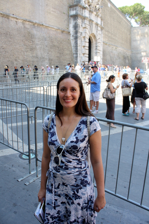 Vivi at the entrance of the Vatican museum Vivi at the entrance of the Vatican museum