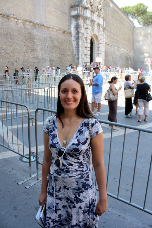 Vivi at the entrance of the Vatican museum